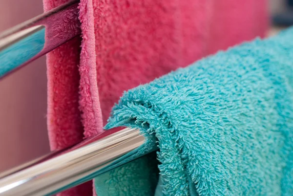 Toalhas coloridas penduradas para secar — Fotografia de Stock