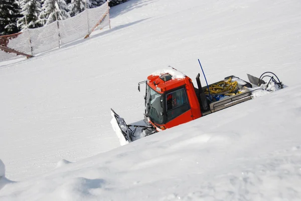 Sideview Of Snowcat Moving Downhill — Stock Photo, Image
