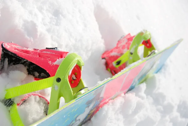 Renkli Snowboard ve bağlama — Stok fotoğraf