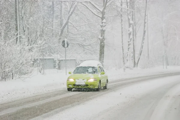 Verkehr an einem Wintertag — Stockfoto