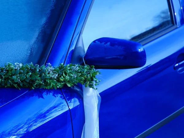 Espelho azul do carro do casamento com banda — Fotografia de Stock