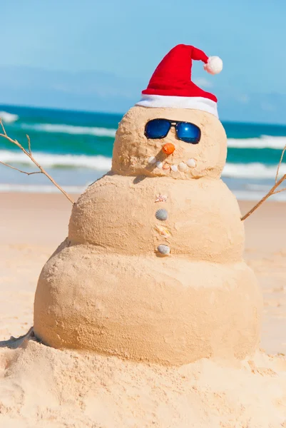 Счастливый Снеговик, наслаждающийся солнцем и морем — стоковое фото