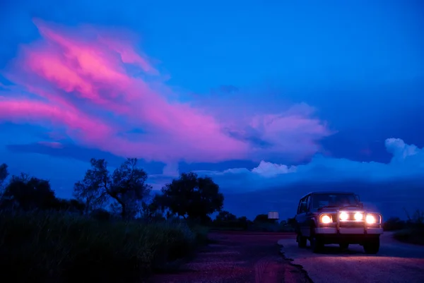 Reflektory samochodu w ciemności kolorowe niebo — Zdjęcie stockowe