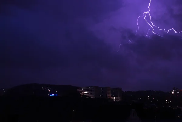 Lightening During Night With Visible Sillhuettes Of Buildings — Stok Foto
