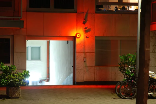 Alarm lamp naast garage — Stockfoto