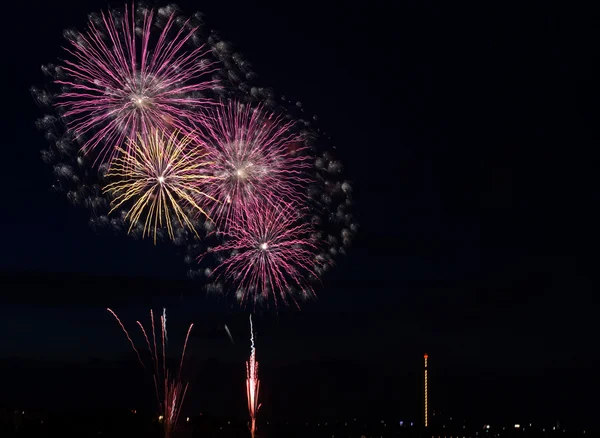 Fuochi d'artificio di notte sopra la città — Foto Stock