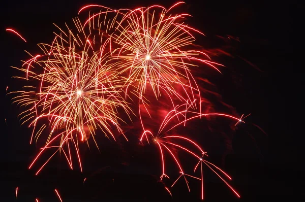Fuochi d'artificio rossi e gialli di notte — Foto Stock