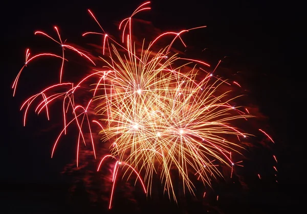 Fogos de artifício amarelados-vermelhos à noite — Fotografia de Stock