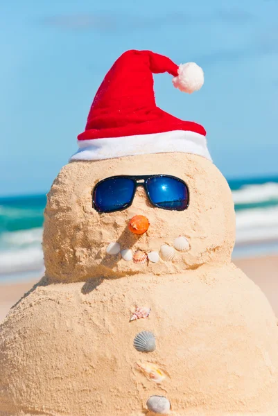 Portrait de bonhomme de neige parfait sur la plage Photo De Stock
