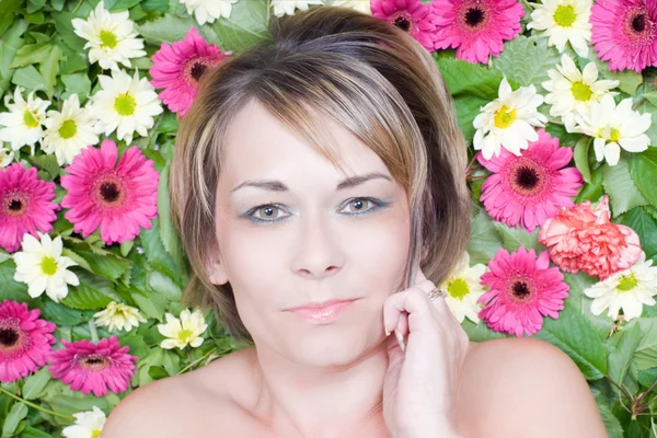 Mujer atractiva acostada en una cama de flores — Foto de Stock