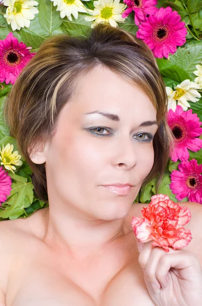 Привлекательная женщина, лежащая на клумбе цветов Лицензионные Стоковые Фото