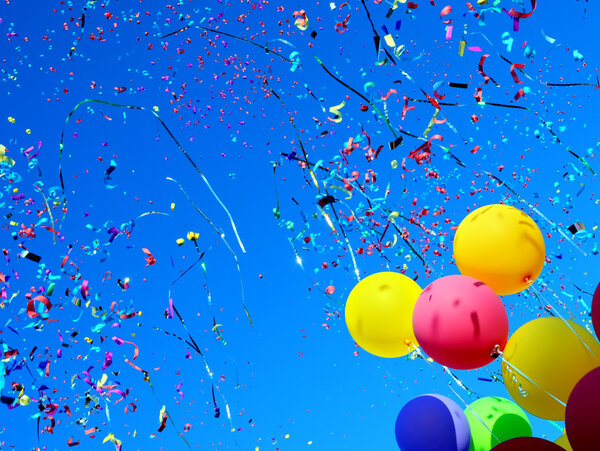 Многоцветные воздушные шары и конфетти
