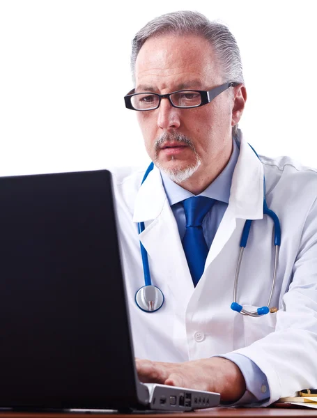 Läkare använder laptop — Stockfoto