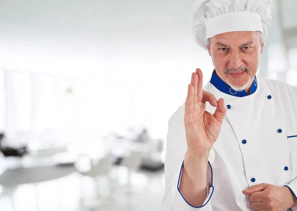 Chef-kok geven "ok" teken — Stockfoto