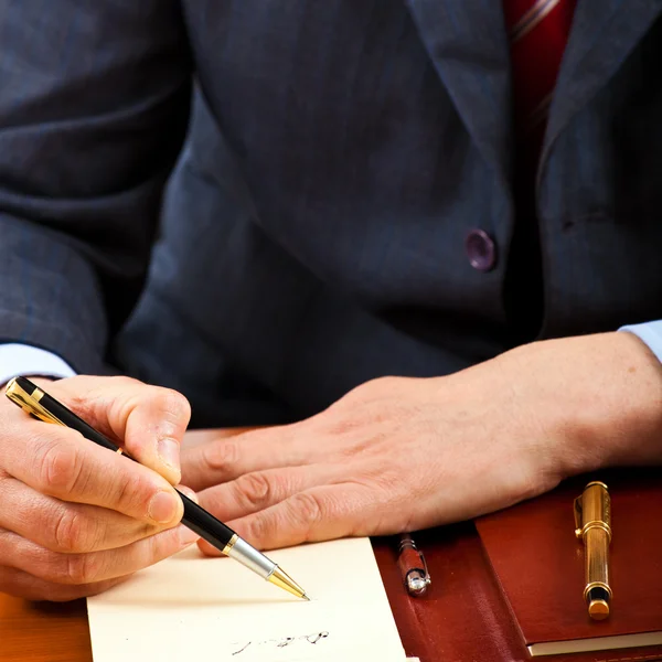 Gros plan sur les mains d'un homme d'affaires en écrivant des documents — Photo