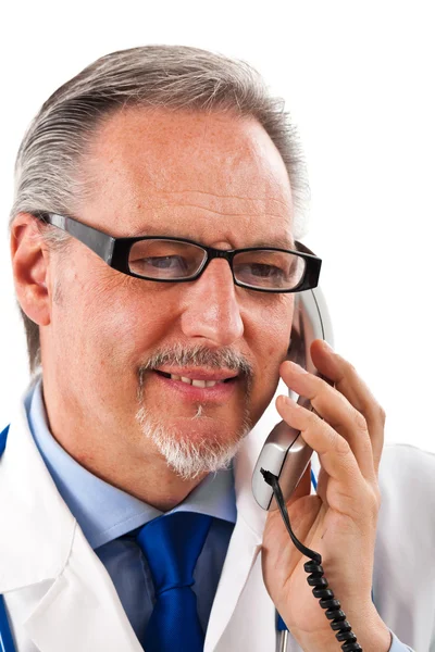 Дружелюбный доктор по телефону изолирован на белом — стоковое фото