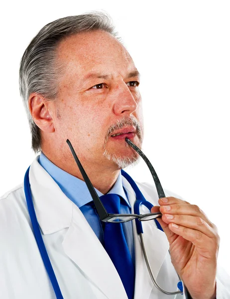 Starsze lekarz na białym tle — Zdjęcie stockowe