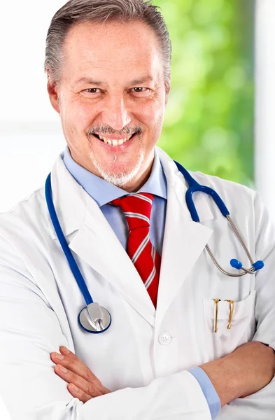 Portret dojrzałych lekarza — Zdjęcie stockowe