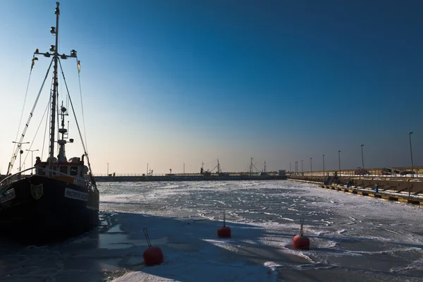 Salida del sol de invierno en el puerto congelado —  Fotos de Stock