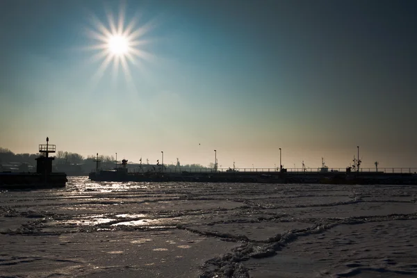 Gefrorenes Dock mit Booten bei Sonnenaufgang im Winter — Stockfoto