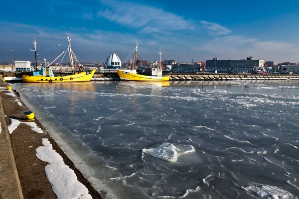 Salida del sol de invierno en el puerto congelado —  Fotos de Stock