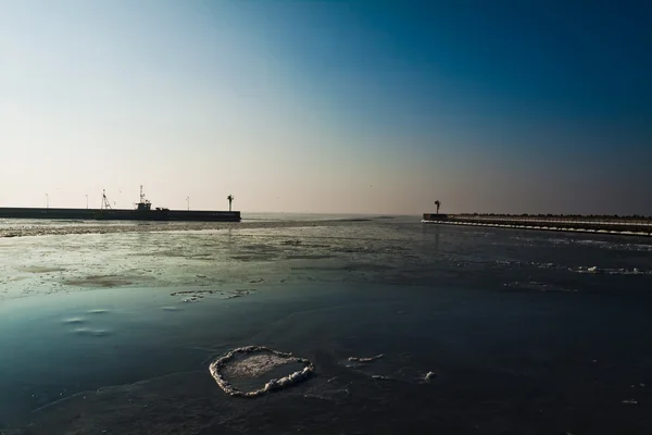 Зимний рассвет на берегу моря — стоковое фото