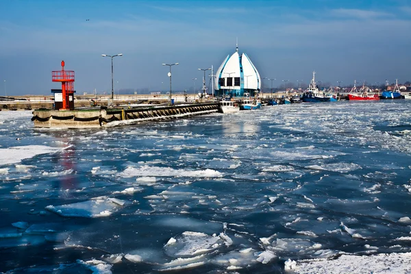 Salida del sol de invierno en el puerto congelado — Foto de Stock