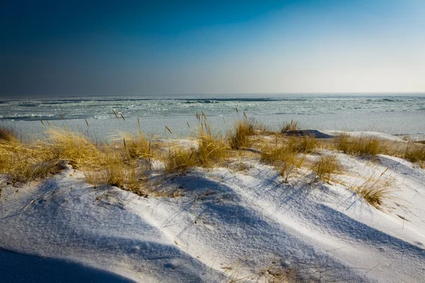 Amanecer de invierno en playa helada — Foto de Stock