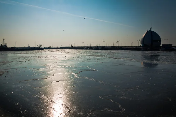 Είσοδο στον πάγο δεσμεύεται λιμάνι με αντανάκλαση από τον ήλιο — Φωτογραφία Αρχείου