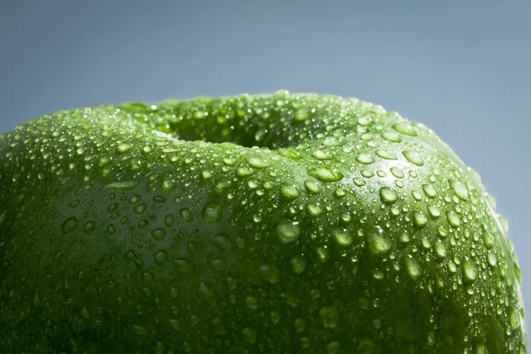 Su damlacıkları kaplı yeşil elma — Stok fotoğraf