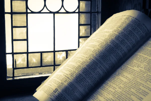 Biblia stary oświetlone barwione szkło — Zdjęcie stockowe