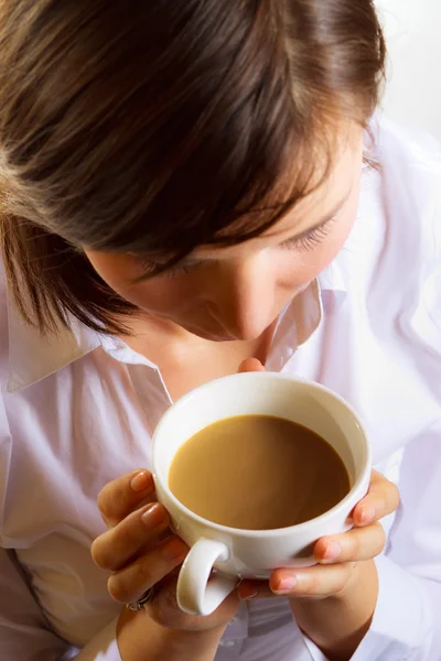 Frau mit Tasse Kaffee mit Wilk — Stockfoto