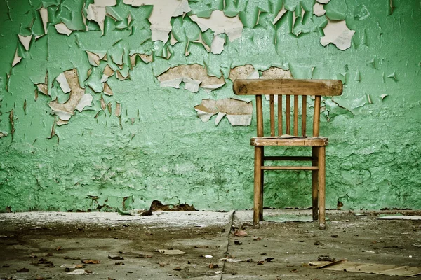 Chaise en bois dans un bâtiment abandonné — Photo
