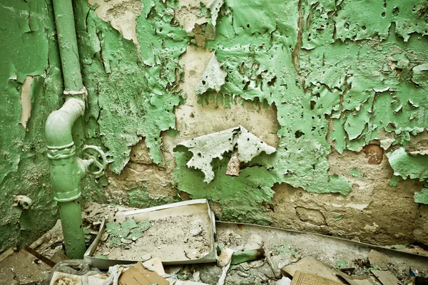 Antigua pared de pelado con tuberías —  Fotos de Stock