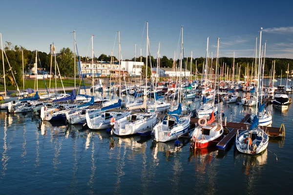Hafen mit Booten im Sommer — Stockfoto