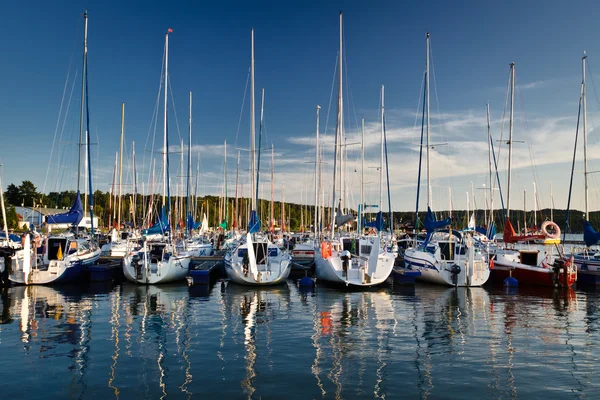 Weerspiegeling van de boten in het meer op zomer — Stockfoto
