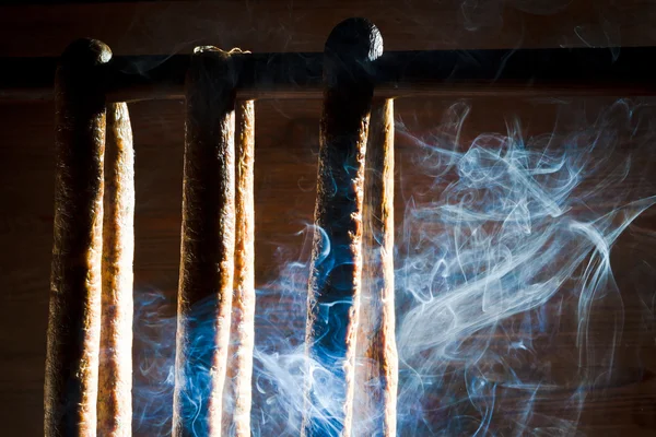 Zelfgemaakte gerookte worst in de boswachter lodge — Stockfoto