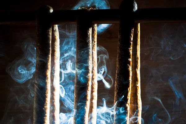 Λουκάνικο καπνιστό και αιωρούμενα σε δασονόμου lodge — Φωτογραφία Αρχείου