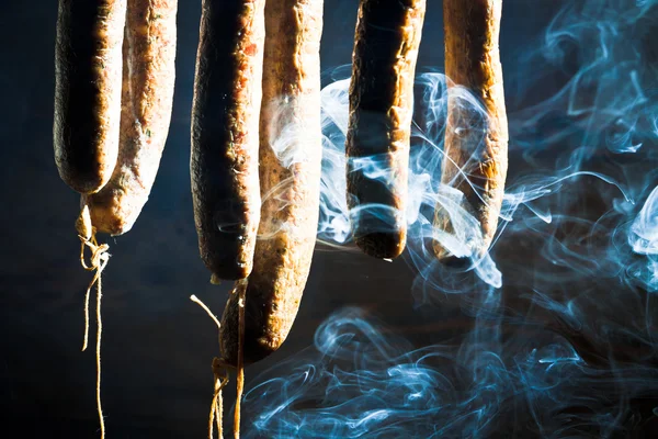 Saucisse fumée et suspendue dans la cabane du forestier — Photo