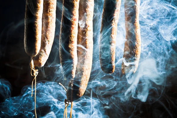 Копчена домашня ковбаса в лісовому будиночку — стокове фото