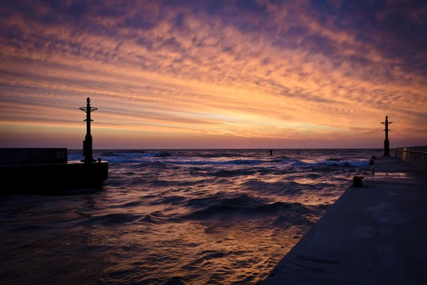 Hafeneinfahrt bei Sonnenuntergang in der Ostsee — Stockfoto