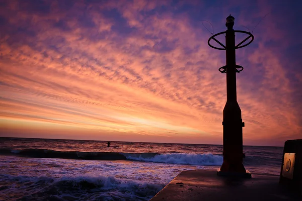 Latern op krib met zonsondergang Baltische Zee — Stockfoto