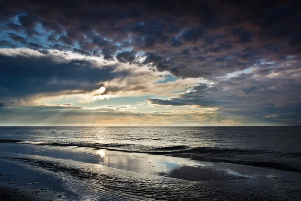 Отражение на песке над динамичным небом — стоковое фото