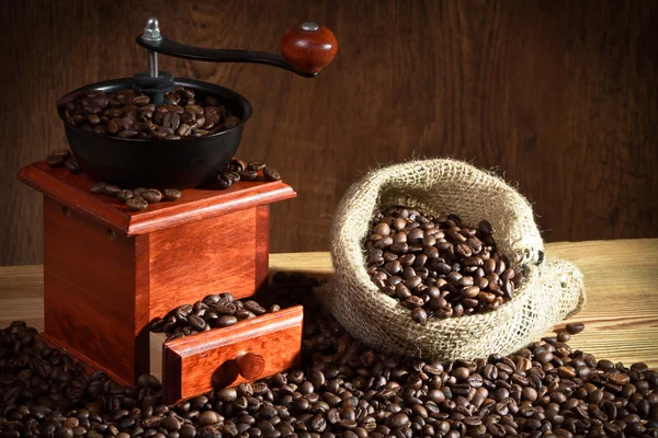 Moedor de café com saco de grãos de café — Fotografia de Stock