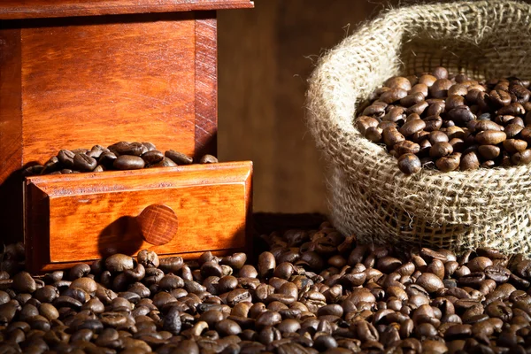 Macinatore di caffè con sacco di chicchi di caffè — Foto Stock