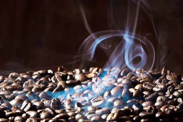 Geurige gebrande koffiebonen op zwarte achtergrond — Stockfoto