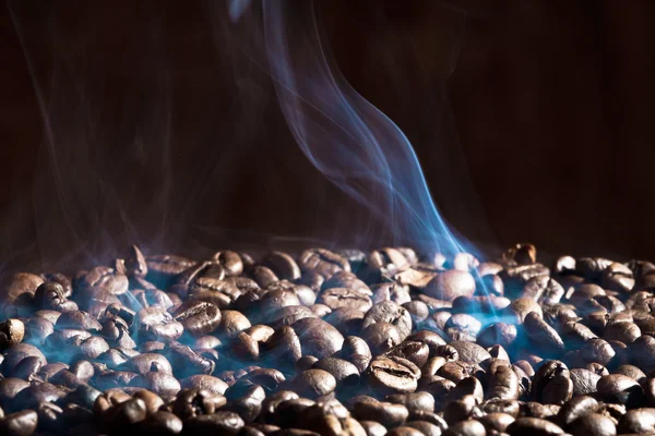 Duftende geröstete Kaffeebohnen auf schwarzem Hintergrund — Stockfoto