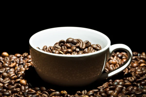 Kupa kahve çekirdekleri ile — Stok fotoğraf