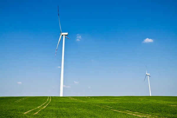 Turbinas eólicas de energia alternativa no campo verde — Fotografia de Stock