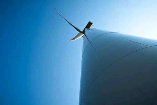 Moc wytwarzania turbin wiatrowych, rzucając się w niebo — Zdjęcie stockowe